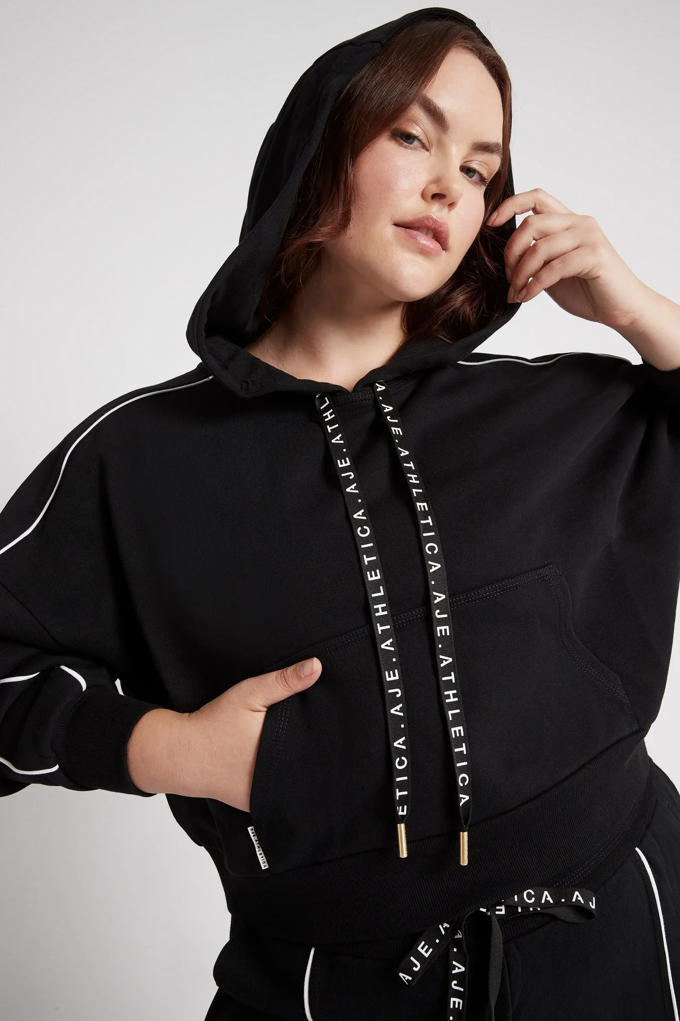 Cropped Essential Contrast Piping Hoodie 405