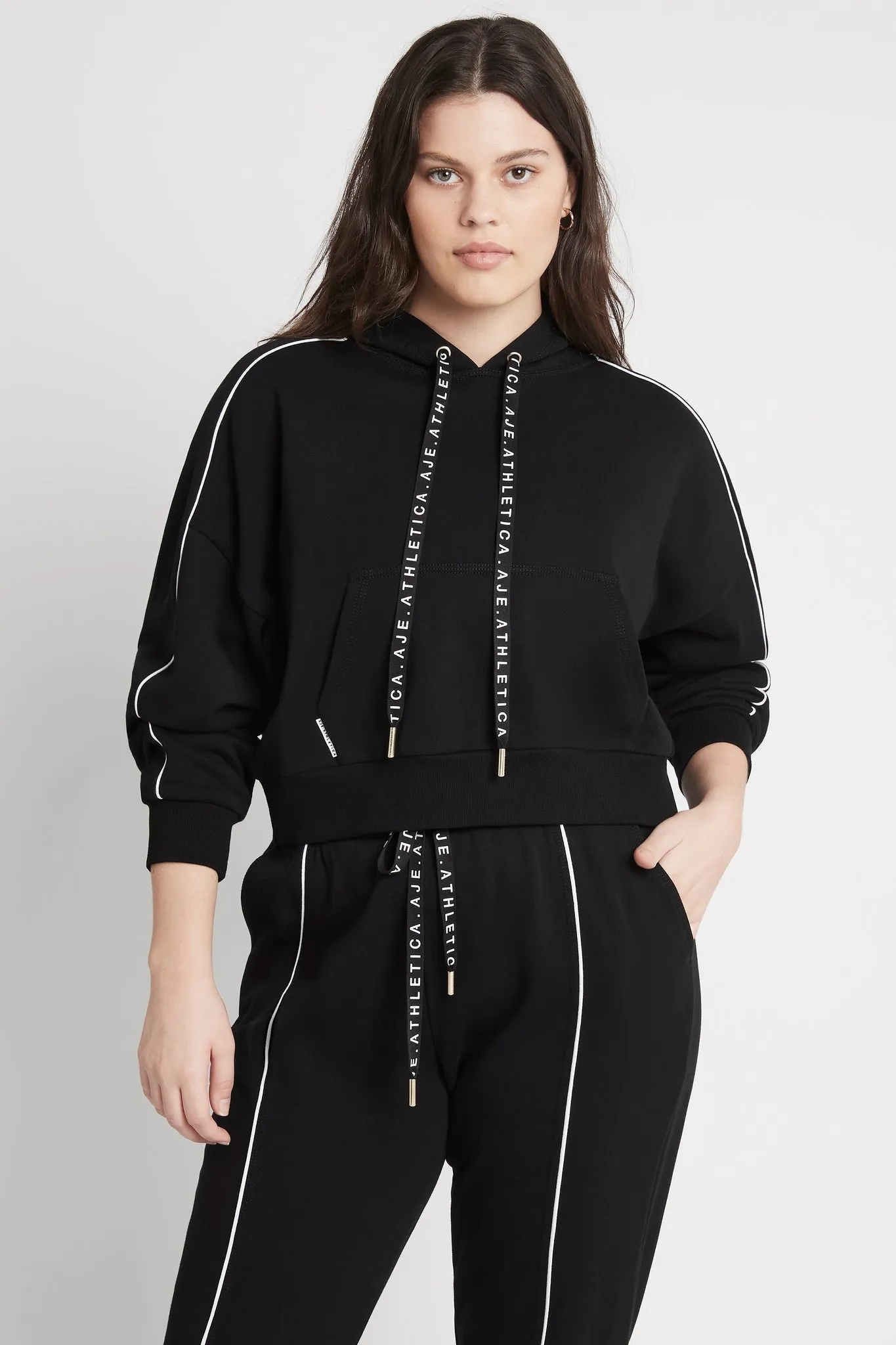 Cropped Essential Contrast Piping Hoodie 405