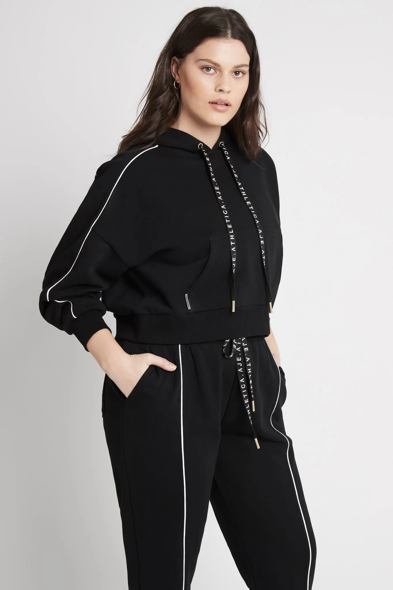 Cropped Essential Contrast Piping Hoodie 405
