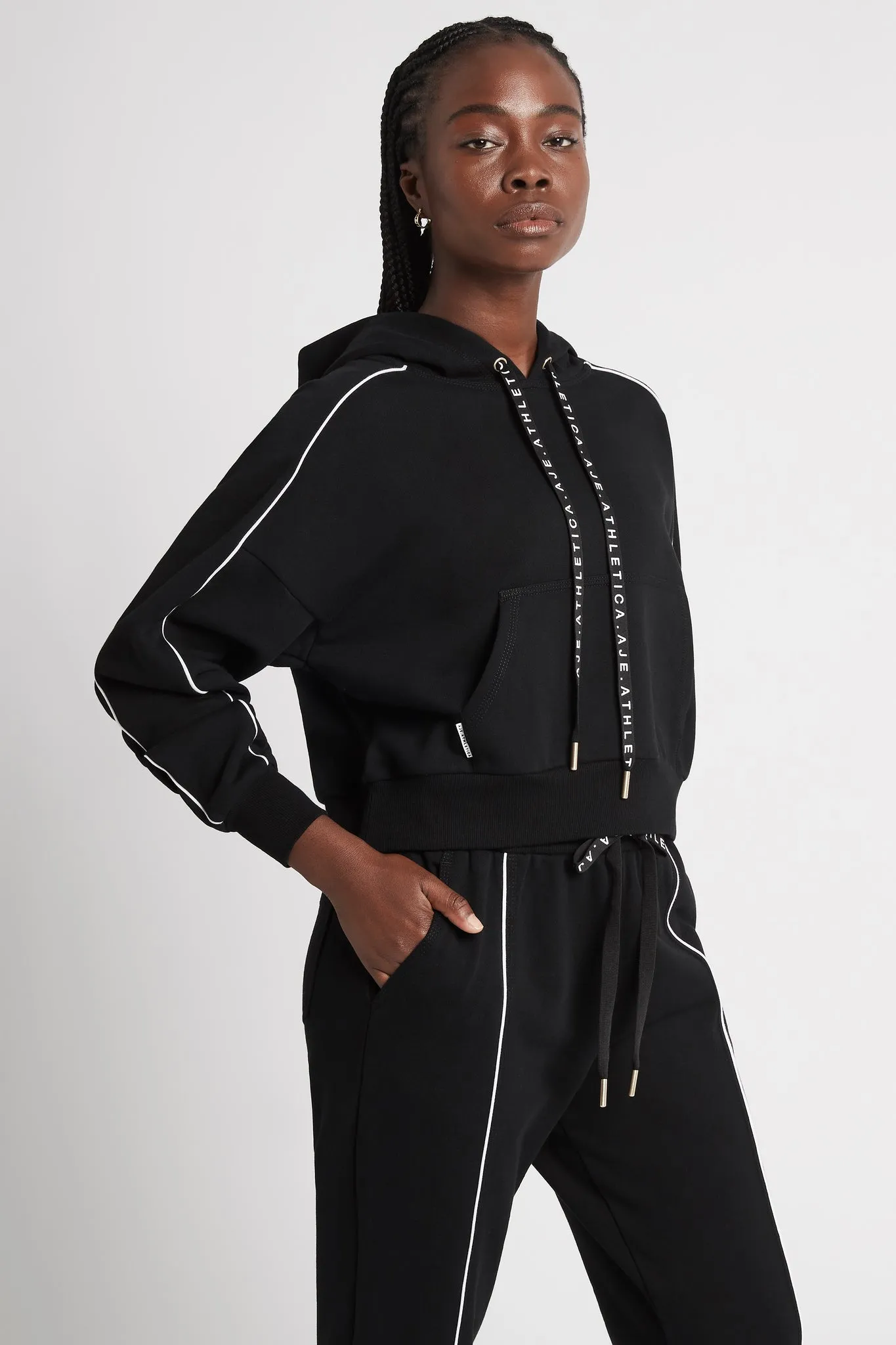 Cropped Essential Contrast Piping Hoodie 405