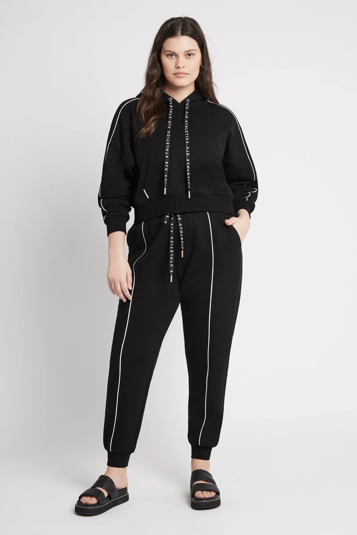 Cropped Essential Contrast Piping Hoodie 405