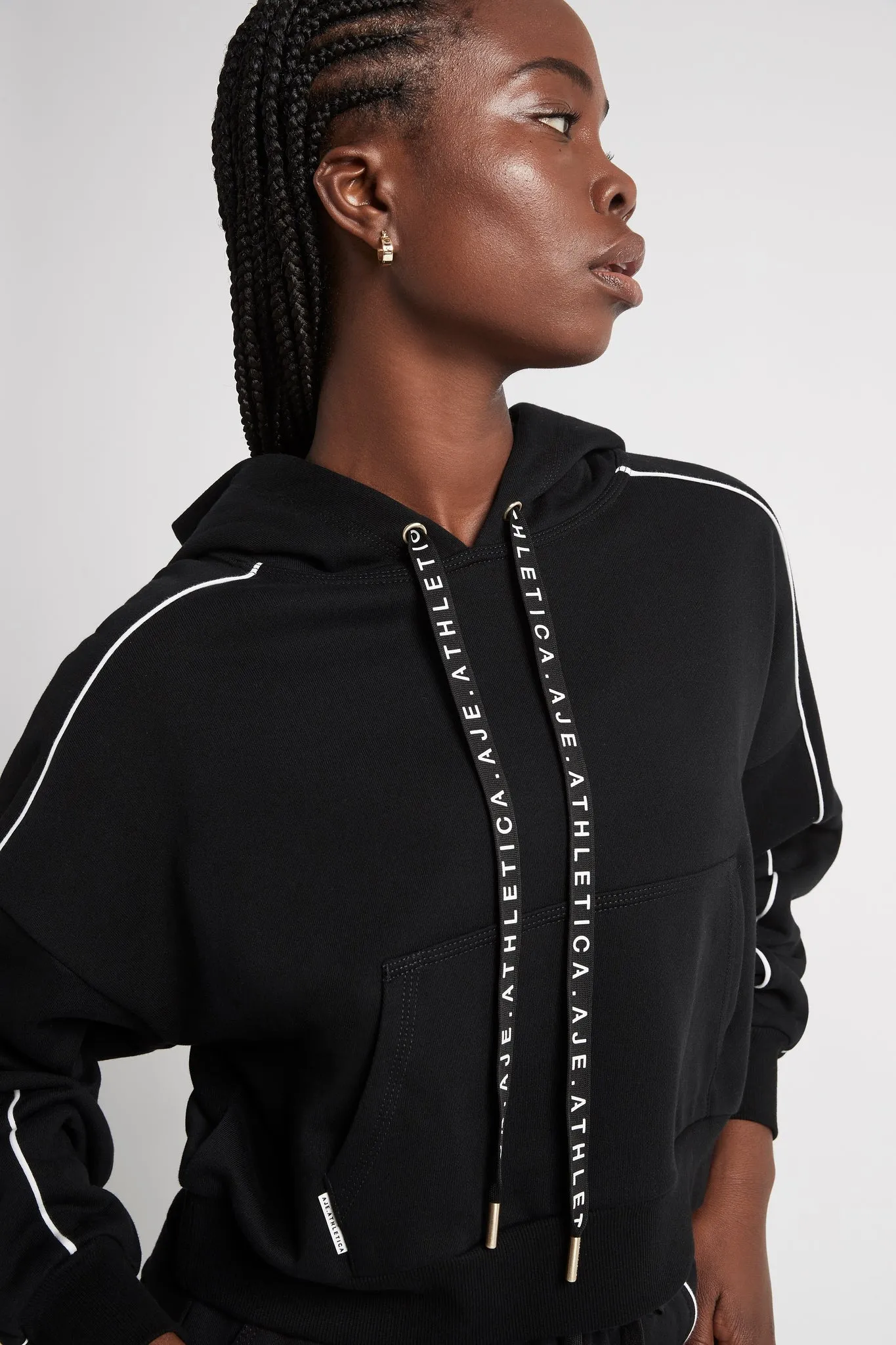 Cropped Essential Contrast Piping Hoodie 405