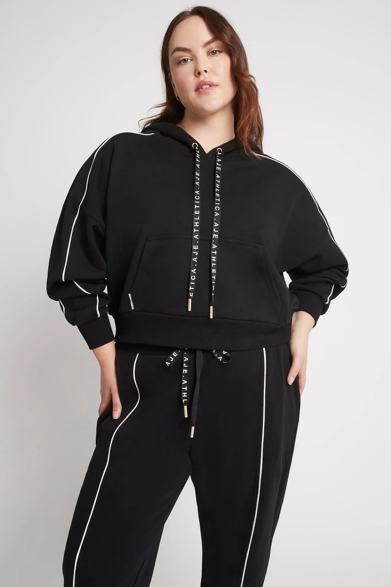 Cropped Essential Contrast Piping Hoodie 405