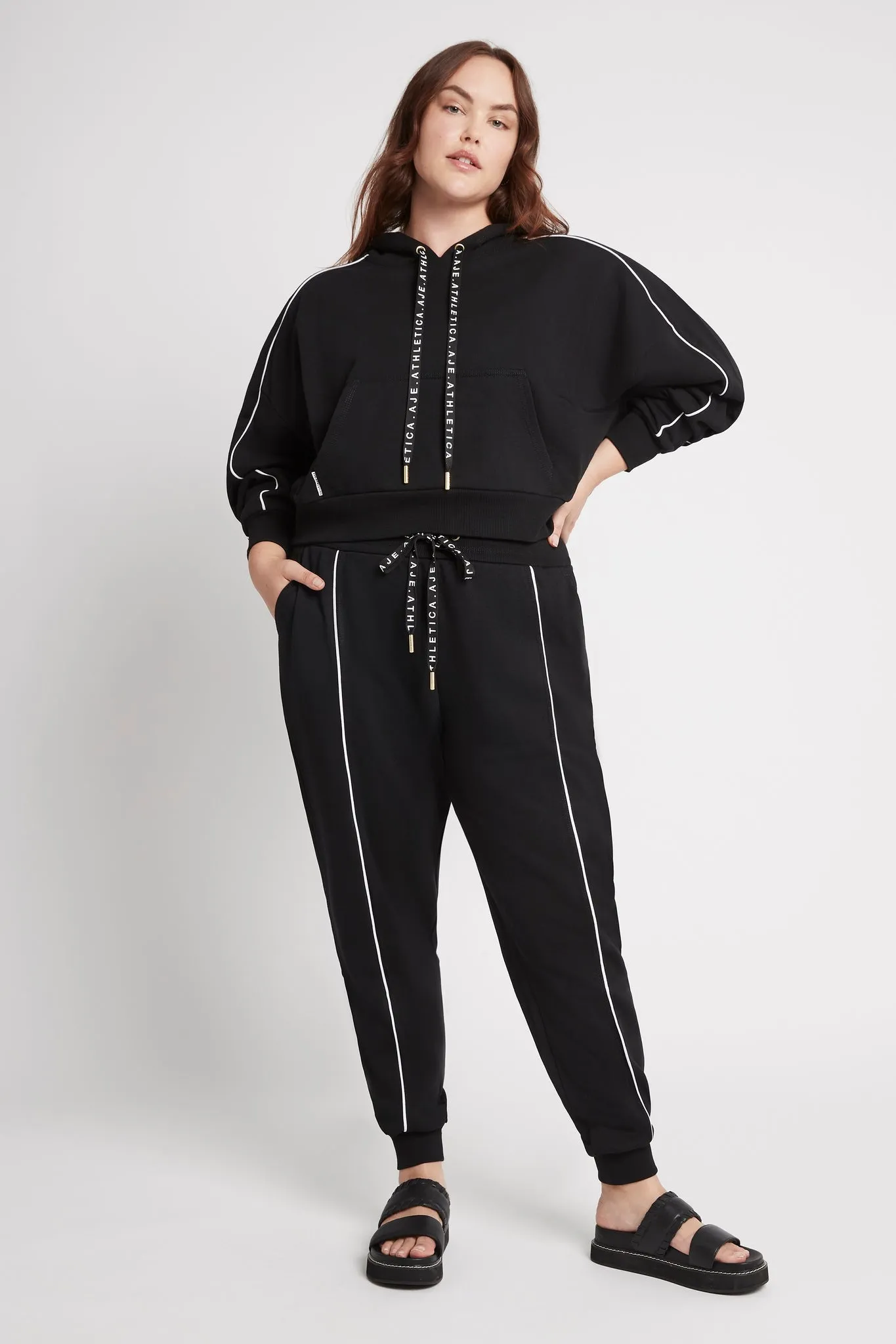 Cropped Essential Contrast Piping Hoodie 405
