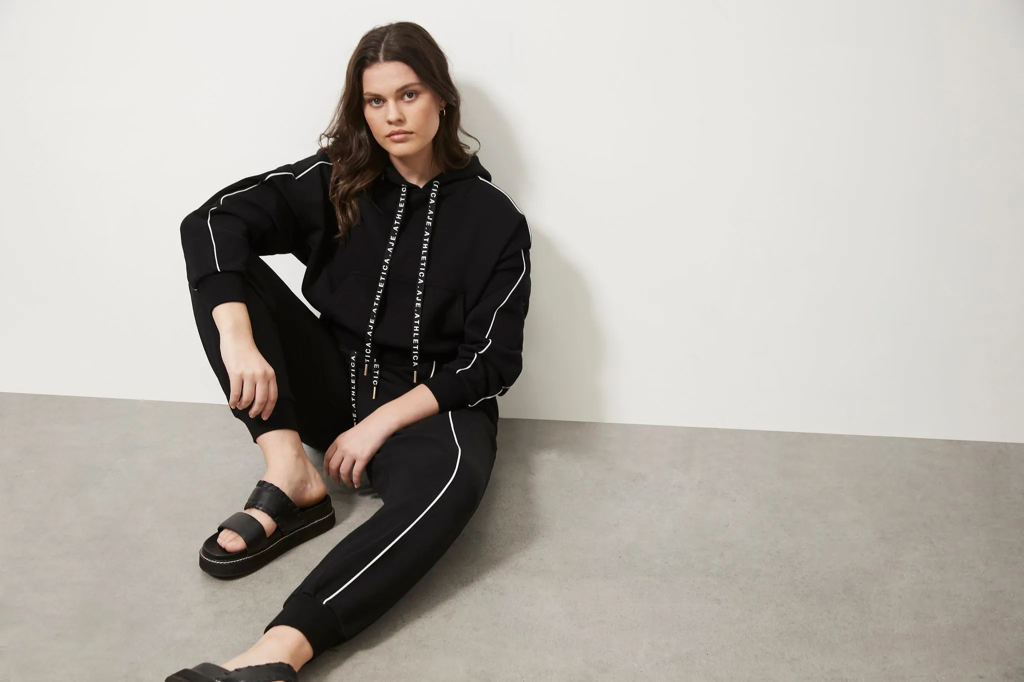 Cropped Essential Contrast Piping Hoodie 405
