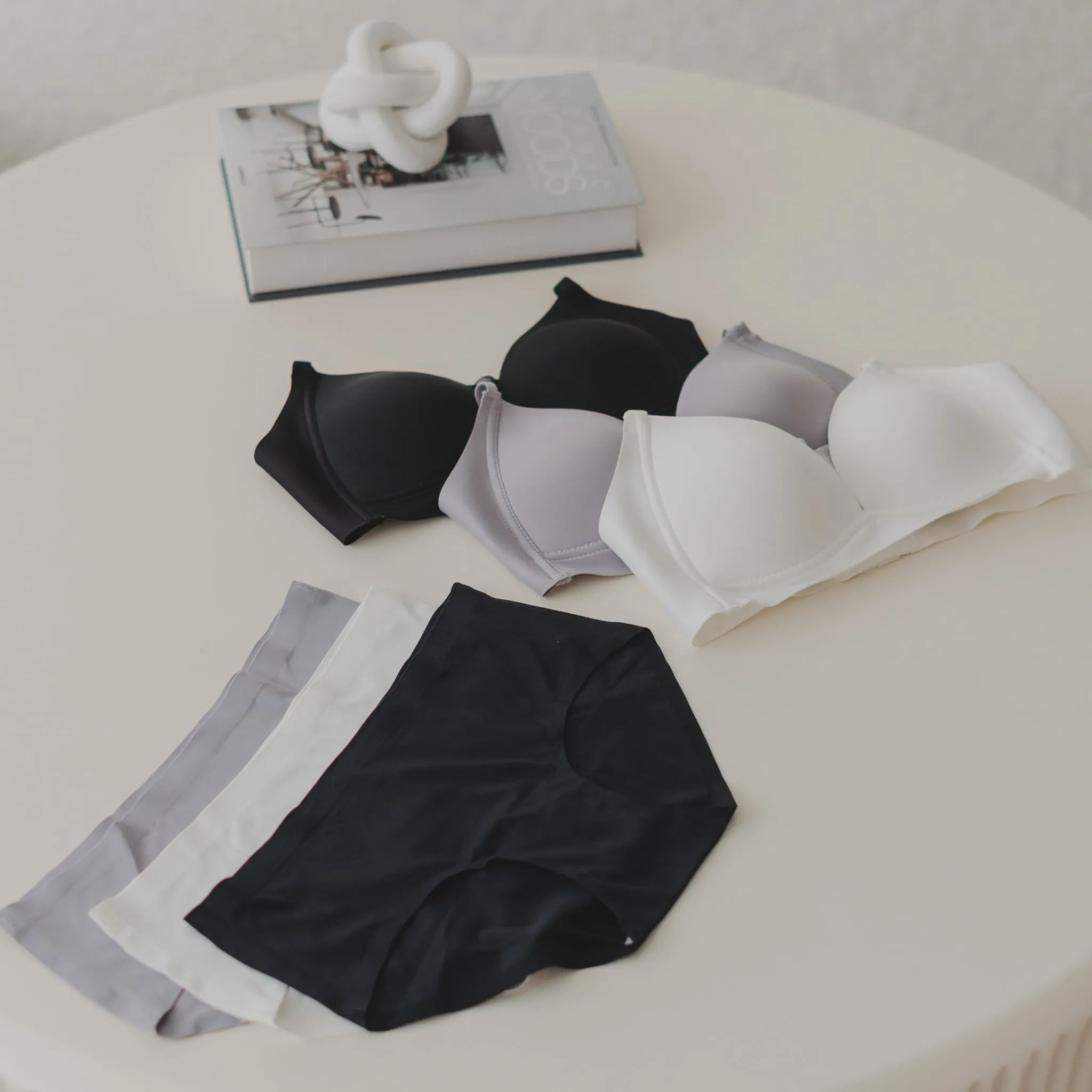 Timeless Essential! Mesh Lightly-Lined Seamless Wireless T-Shirt Bra in White