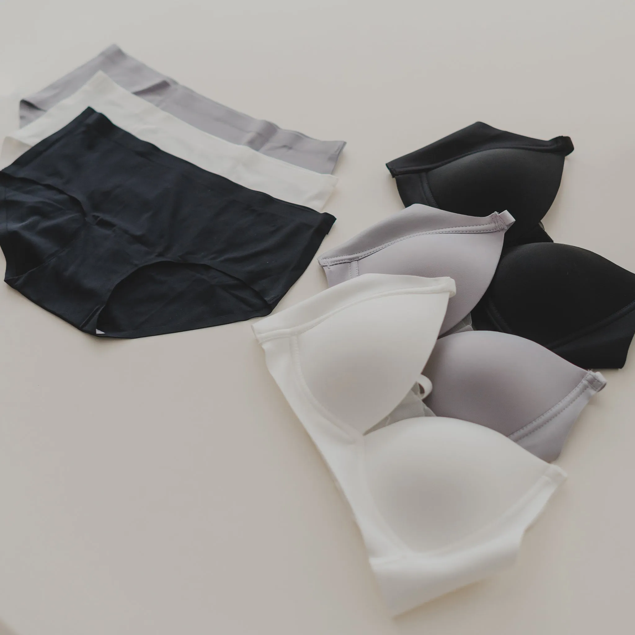 Timeless Essential! Mesh Lightly-Lined Seamless Wireless T-Shirt Bra in White